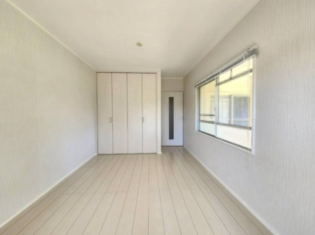 洛西境谷西第2住宅第1号棟の洋室|天井高のクローゼットが大きく、散らかりがちな荷物がすっきりと片付きます！