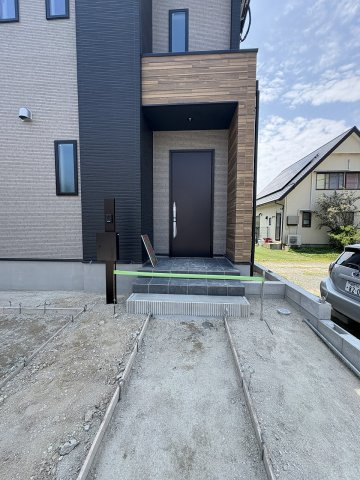 【玄関】 | 糟屋郡志免町志免1丁目4期　1号棟（全1棟）【仲介手数料無料・0円】 | 現地写真。