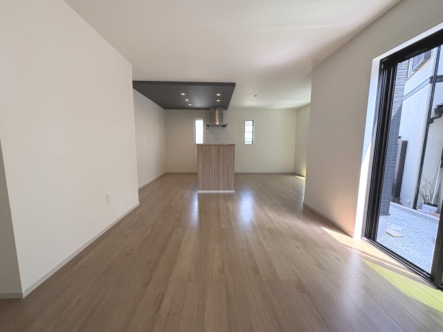 【居間・リビング】 | 糟屋郡志免町志免1丁目4期　1号棟（全1棟）【仲介手数料無料・0円】 | 現地写真。