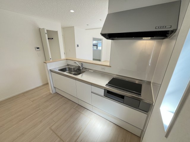 【キッチン】 | 糟屋郡志免町桜丘3丁目第7・平屋　1号棟（全1棟）【仲介手数料無料・0円】 | 施工例。施工例は完成時と異なる場合があります。
