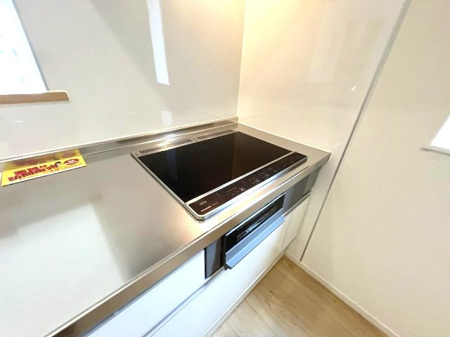 【キッチン】 | 糟屋郡志免町桜丘3丁目第7・平屋　1号棟（全1棟）【仲介手数料無料・0円】 | 現地写真。IHクッキングヒーター