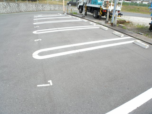 ハイツサンフラワーの駐車場|ハイツサンフラワー