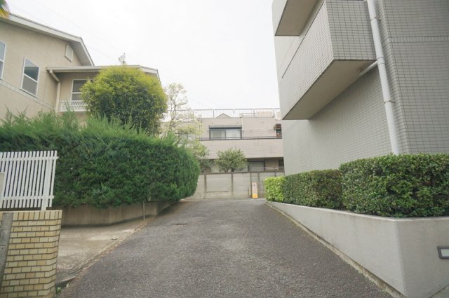 等々力3　土地の前面道路含む現地写真|東側　私道　幅員約4.0m　接道約13.66m