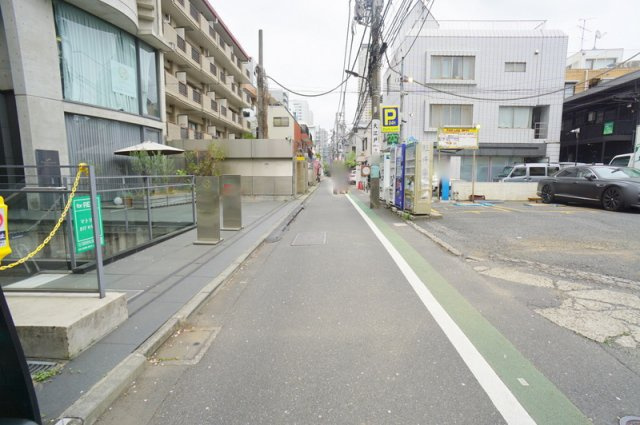 南青山２　土地の前面道路含む現地写真|北側道路　間口約1.1m