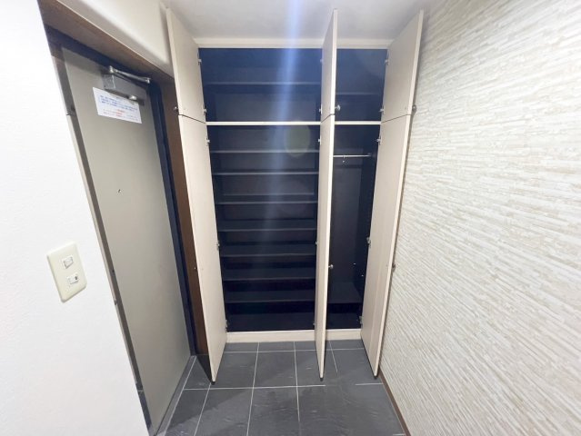 サーパスシティ所沢の玄関|収納もある玄関です