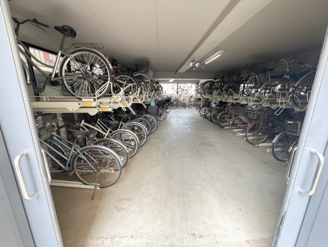 サーパスシティ所沢の駐輪場