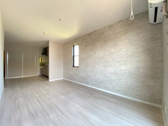 【居間・リビング】 | ※角部屋のお写真です。側面の窓はございません。