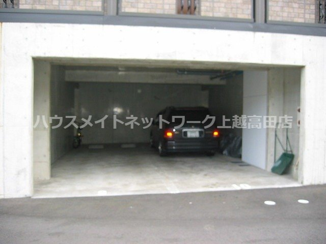 プルメリアの駐車場|ガレージ縦列（車庫）