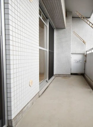 ビレッジハウス潮見タワー1号棟のバルコニー