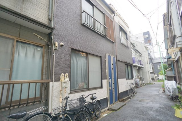 東日暮里６　戸建の外観|☆現況建物（賃貸中）☆
1976年8月築　木造2階建　延床面積83.66㎡
・法人一括賃貸中
・保証会社有り、普通契約、2023年3月から継続中