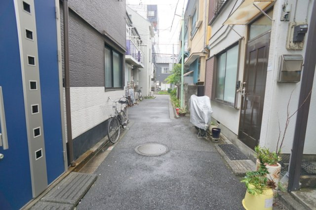 東日暮里６　戸建の前面道路含む現地写真|西側私道　幅員約3.3m　間口約7.0m