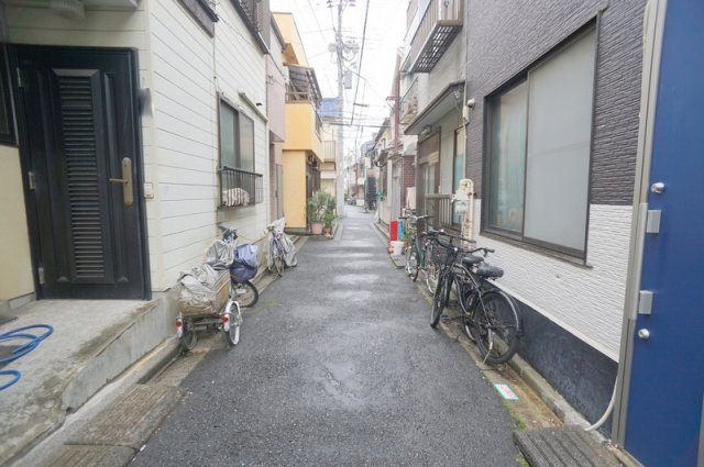 東日暮里６　戸建の前面道路含む現地写真|西側私道　幅員約3.3m　間口約7.0m