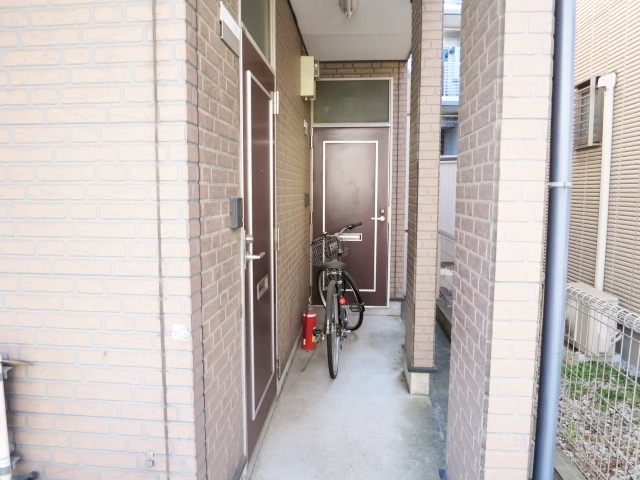 メゾンスズキのロビー|こちらが1階の通路です☆