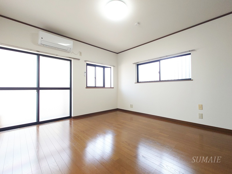 メゾンスズキの居間・リビング|角部屋2面採光です☆