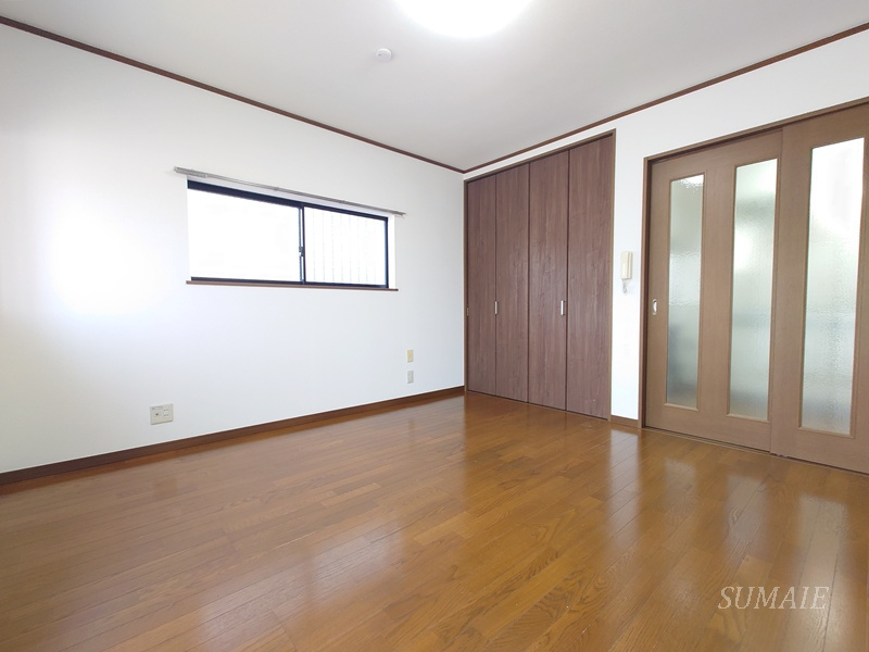 メゾンスズキの寝室|窓側からのアングルです☆