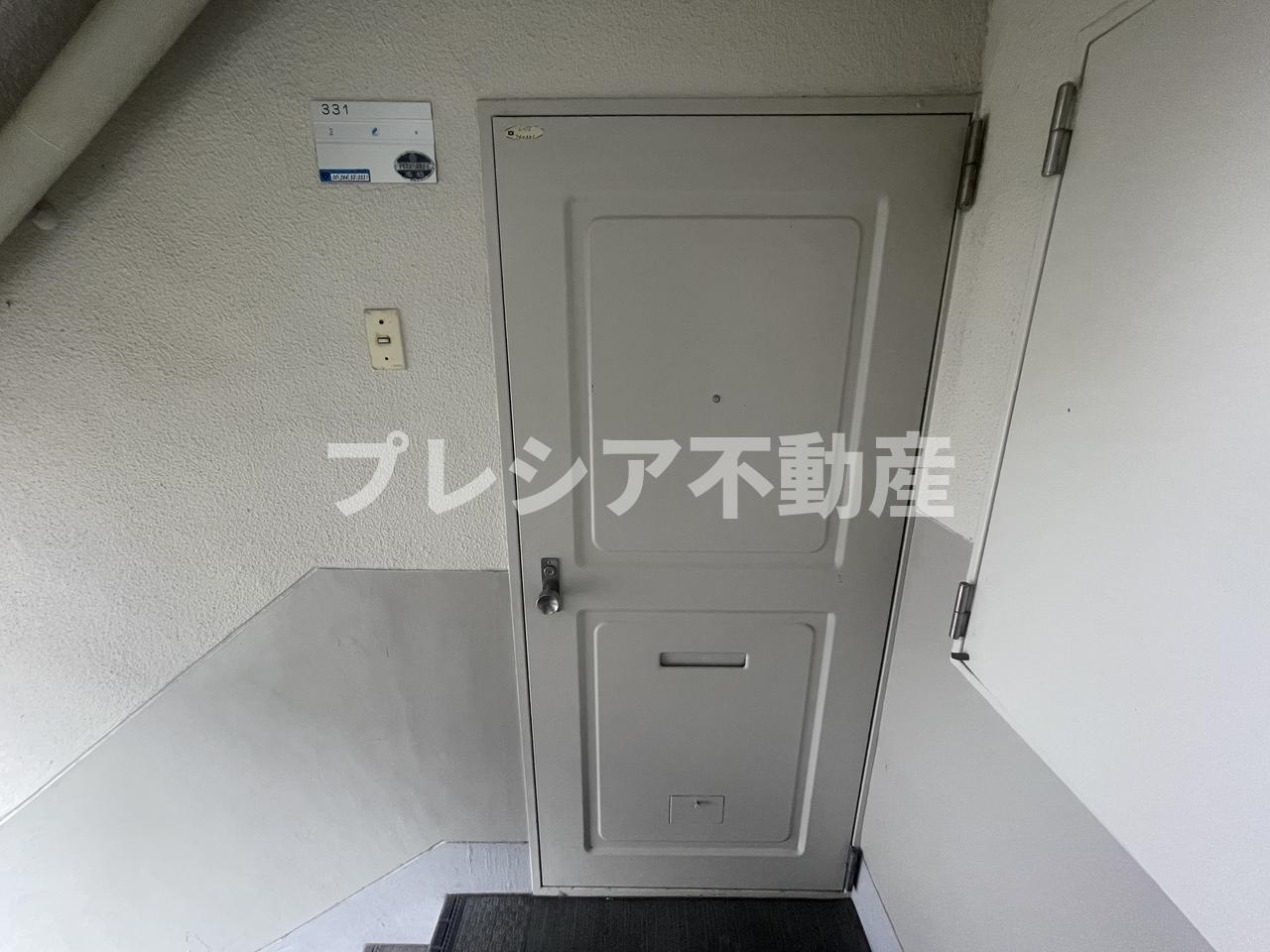 鈴谷住宅3号棟の玄関