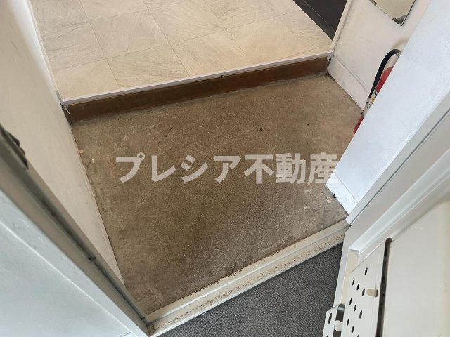 鈴谷住宅3号棟の玄関