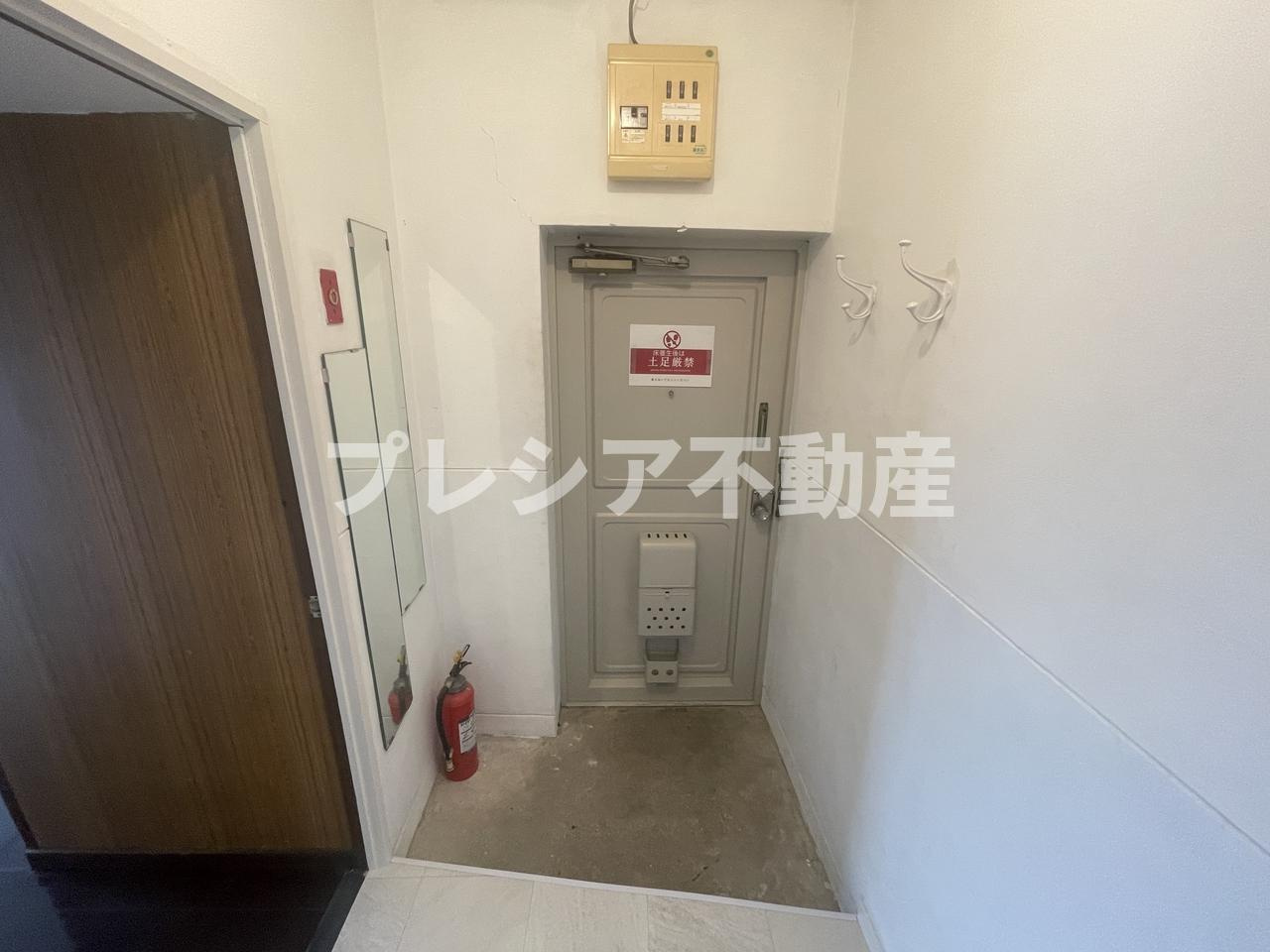 鈴谷住宅3号棟の玄関