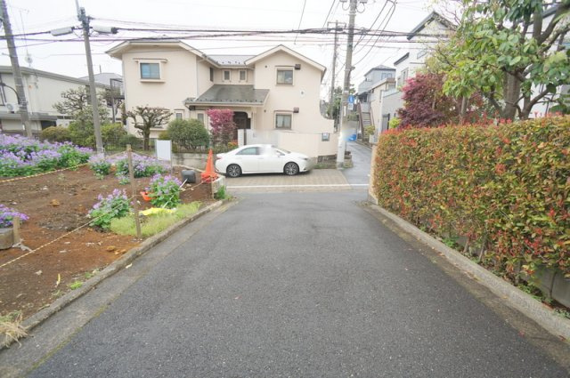 中井２　土地の前面道路含む現地写真|北側私道　幅員約4.0m