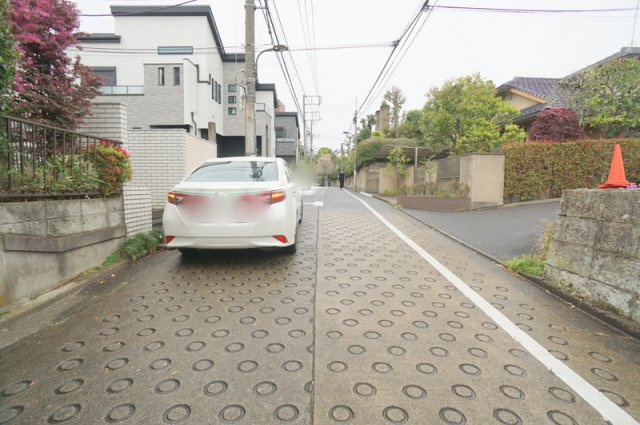 中井２　土地の前面道路含む現地写真|西側公道　幅員約5.4m