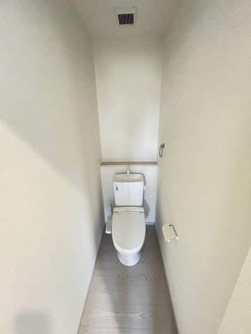 【内装】 | 糟屋郡志免町別府東2丁目3期・平屋　1号棟（全1棟）【仲介手数料無料・0円】 | 施工例。1階のトイレです。施工例は完成時と異なる場合があります。