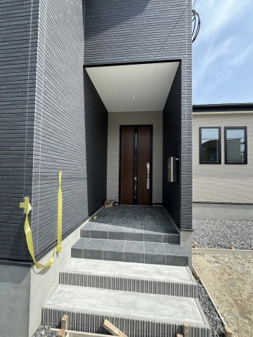 【玄関】 | 糟屋郡志免町別府東2丁目3期・平屋　1号棟（全1棟）【仲介手数料無料・0円】 | 施工例。施工例は完成時と異なる場合があります。