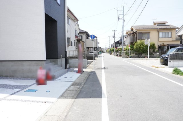 越谷市伊原2丁目 新築分譲住宅の前面道路含む現地写真