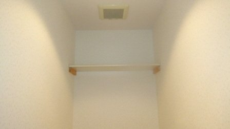 シャルル中山のトイレ|お手洗いには収納棚が有ります