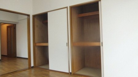 シャルル中山の居間・リビング|洋室には収納が２間分有ります