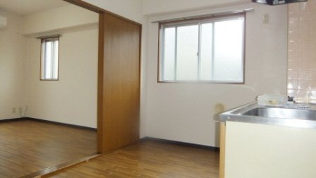 シャルル中山の居間・リビング|フローリングも綺麗です