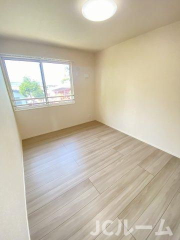 ベルファミーユの寝室|同建物内の別の部屋の写真です。