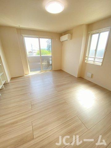 ベルファミーユの居間・リビング|同建物内の別の部屋の写真です。