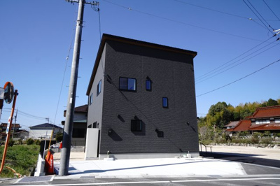 【駐車場】 | 東広島市八本松南１丁目プロジェクトA棟 | 【駐車スペース】
前面道路はゆとりある幅員６ｍ。
角地の利を活かし、並列で３台駐車可能なスペースを確保。
車の出し入れもスムーズで、急な来客時も安心。
デザイン性と実用性を両立した、ゆとりある外構計画