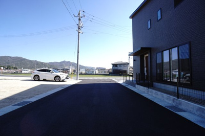 【前面道路含む現地写真】 | 東広島市八本松南１丁目プロジェクトA棟