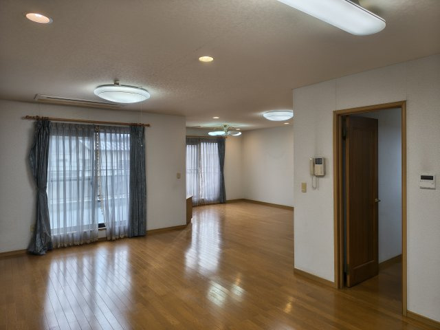 東松山市五領町中古戸建の居間・リビング