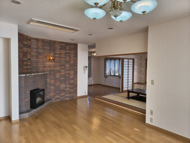 東松山市五領町中古戸建の居間・リビング