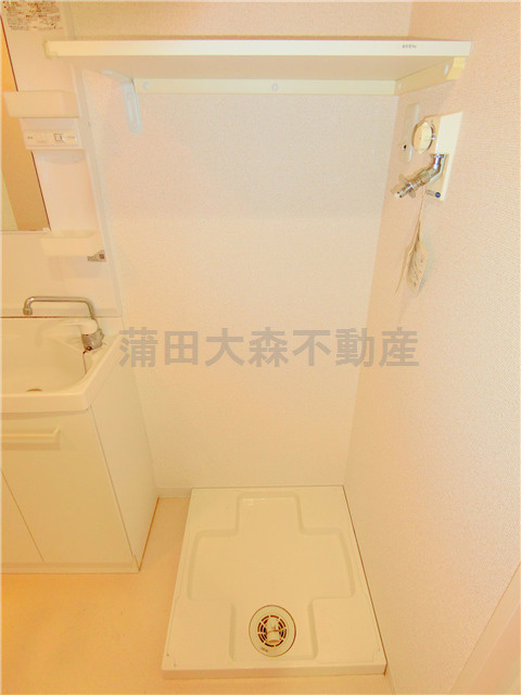 スカイコート蒲田イーストの設備|棚付きの室内洗濯機置場