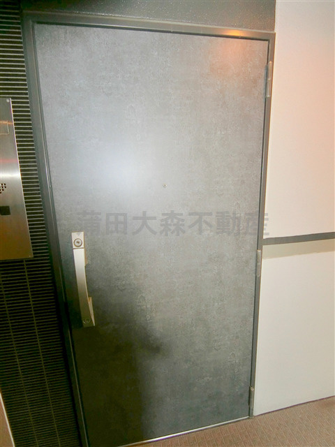 スカイコート蒲田イーストの玄関