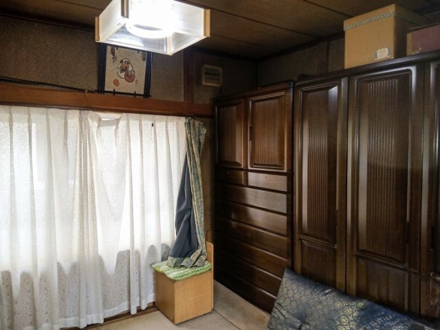 昭和中央1丁目の静かな住宅街に佇む、開放感あふれる角地の7LDK物件の和室|日当たりの良い、和洋折衷な空間です。