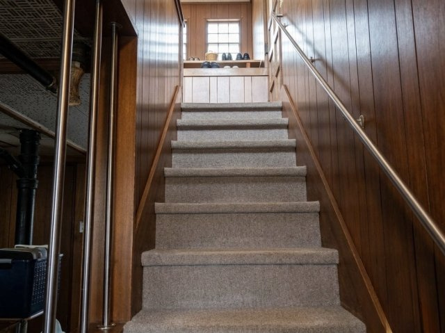 昭和中央1丁目の静かな住宅街に佇む、開放感あふれる角地の7LDK物件の玄関|木の温もりと陽だまりの階段。心地よい光が差し込む住まい。