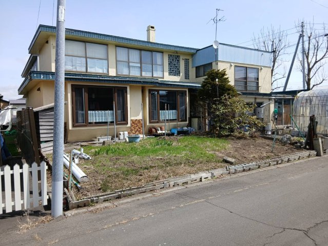 昭和中央1丁目の静かな住宅街に佇む、開放感あふれる角地の7LDK物件の外観|陽当たり良好、温室付きの外観コンパクト住宅です魅力的