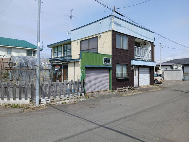 昭和中央1丁目の静かな住宅街に佇む、開放感あふれる角地の7LDK物件の前面道路含む現地写真|車庫付きで利便性良好な落ち着いた外観住宅安心です快適。