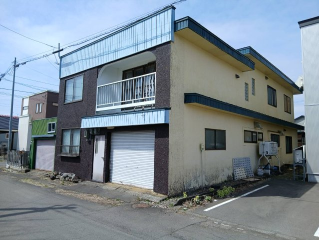 昭和中央1丁目の静かな住宅街に佇む、開放感あふれる角地の7LDK物件の外観|駐車スペース確保、日当たり良好な素敵な安心の邸宅です。