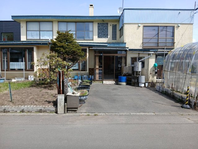 昭和中央1丁目の静かな住宅街に佇む、開放感あふれる角地の7LDK物件の外観|昭和中央エリア角地の広々7LDK。駐車2台可能で日当り良好。