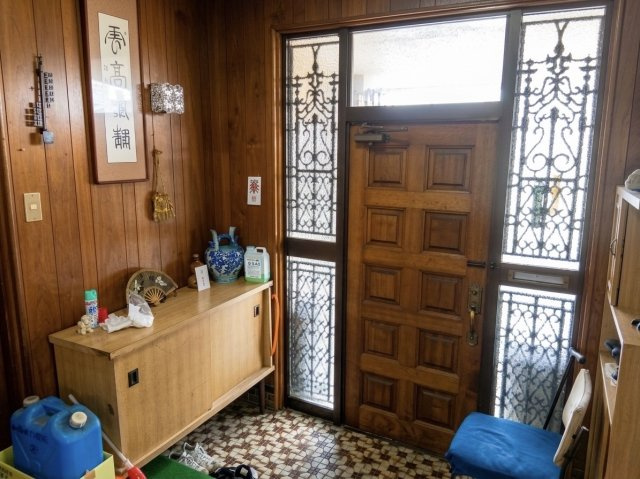 昭和中央1丁目の静かな住宅街に佇む、開放感あふれる角地の7LDK物件の玄関|レトロな雰囲気が魅力。和室もある大型住宅です。