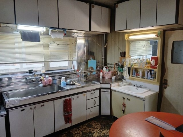 昭和中央1丁目の静かな住宅街に佇む、開放感あふれる角地の7LDK物件のキッチン|レトロな雰囲気が魅力。広々とした使いやすいキッチンです。