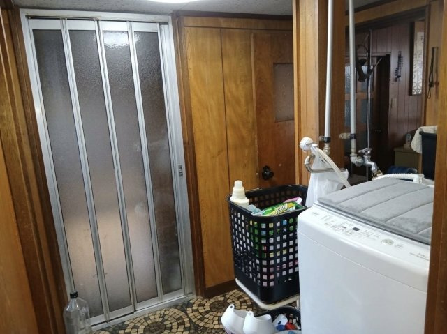 昭和中央1丁目の静かな住宅街に佇む、開放感あふれる角地の7LDK物件の独立洗面台|使い勝手の良い洗面スペースです。