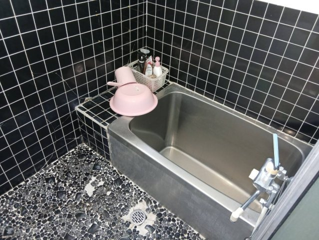 昭和中央1丁目の静かな住宅街に佇む、開放感あふれる角地の7LDK物件の浴室|タイル張りの趣あるバスルームです。