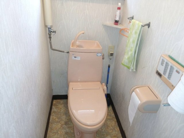 昭和中央1丁目の静かな住宅街に佇む、開放感あふれる角地の7LDK物件のトイレ|清潔感のあるトイレ。温水洗浄便座付きで毎日快適です。