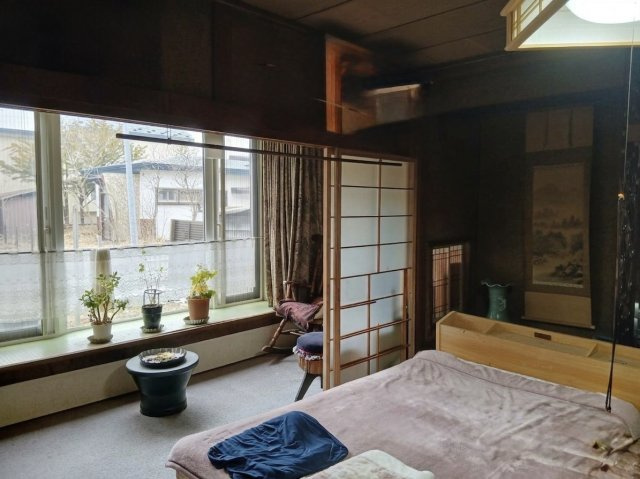 昭和中央1丁目の静かな住宅街に佇む、開放感あふれる角地の7LDK物件の和室|古風な雰囲気が魅力。日当たりの良い、和洋折衷な空間です。